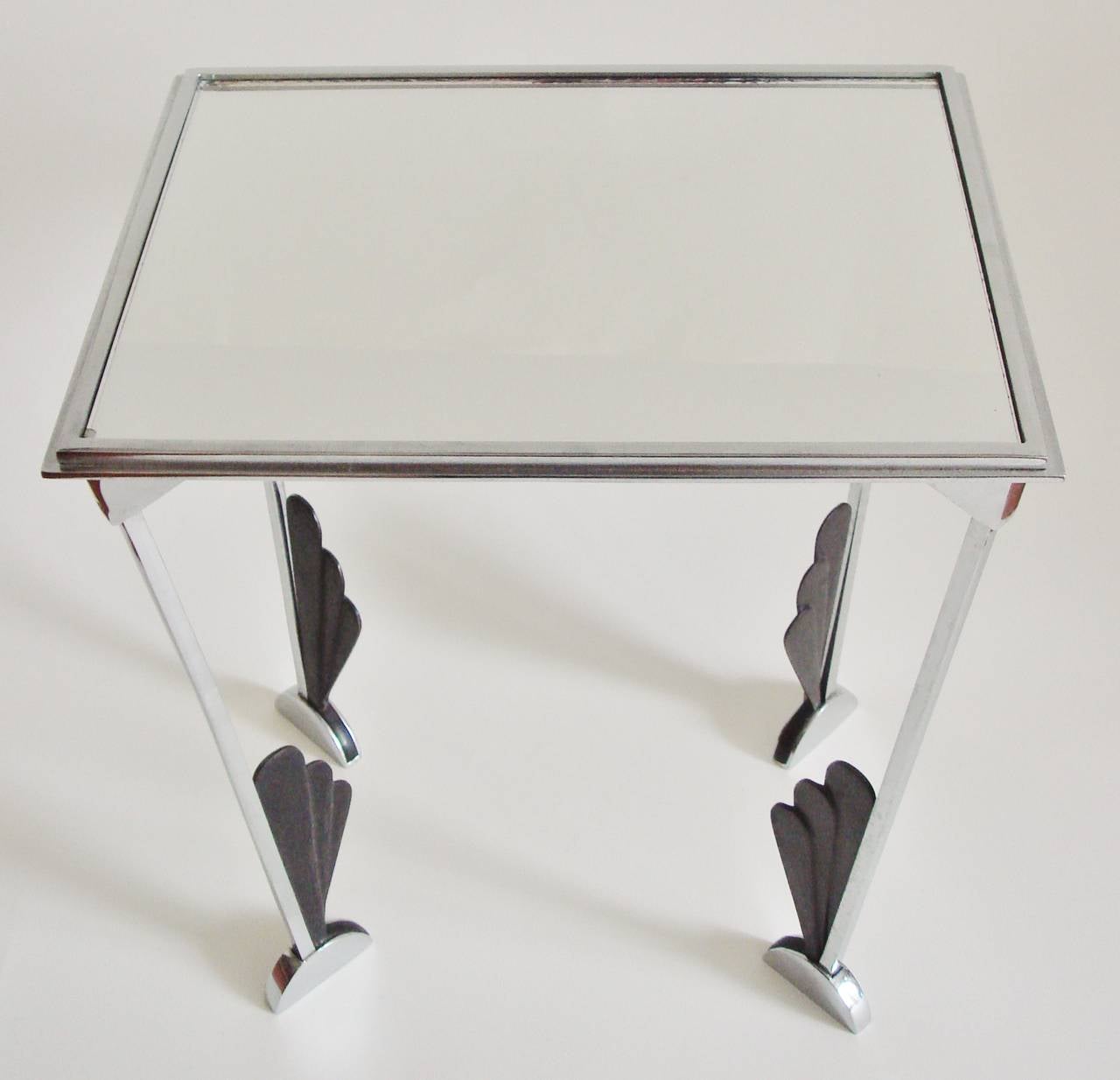 This delightful little American Art Deco chromed steel and mirror topped tray table or magazine stand features black enamelled 
