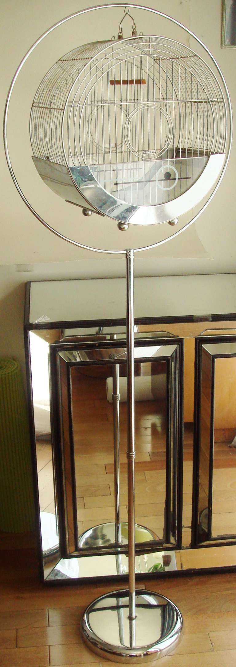 Cette emblématique cage à oiseaux Art Déco américaine chromée 