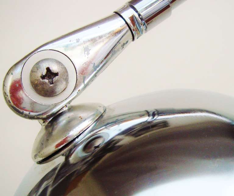 American Mid-Century Chrome Adjustable Eyeball Desk Lamp In Excellent Condition In Port Hope, ON