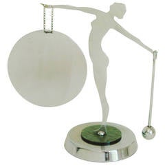 Gong à diner Art Déco anglais en chrome et perles figuratives nues avec gâchette