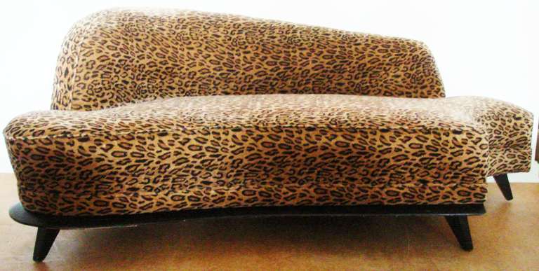 This stunning piece of American Mid-Century Modern early 1950s Biomorphic design for a chaise longue or daybed was re-upholstered in the 1980s and has been lounging in storage ever since. As a result the faux leopard fabric is in excellent condition