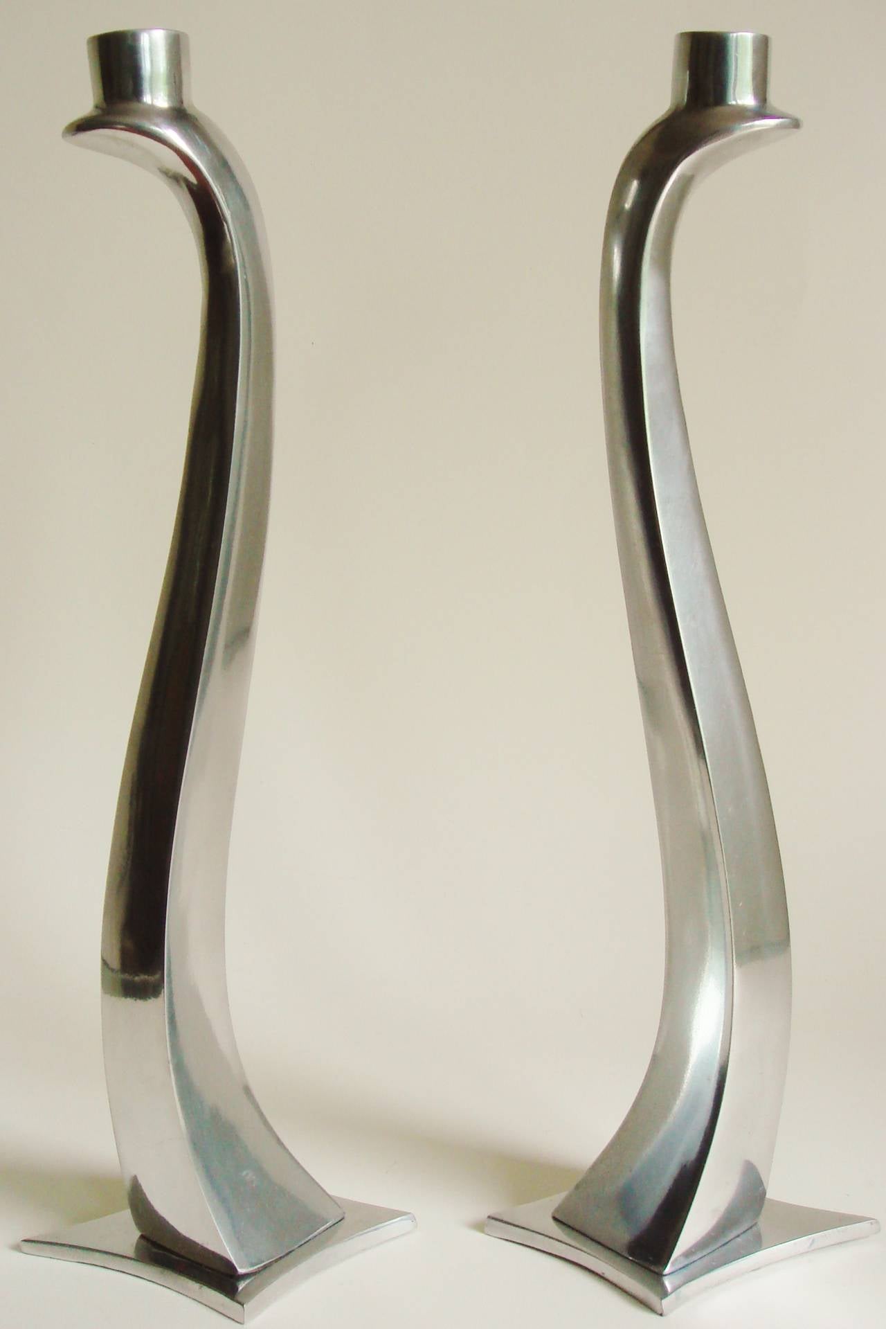 This tall and amusing pair of 80's Modern polished aluminium biomorphic candlesticks are by Escapade Paris are in the form of 