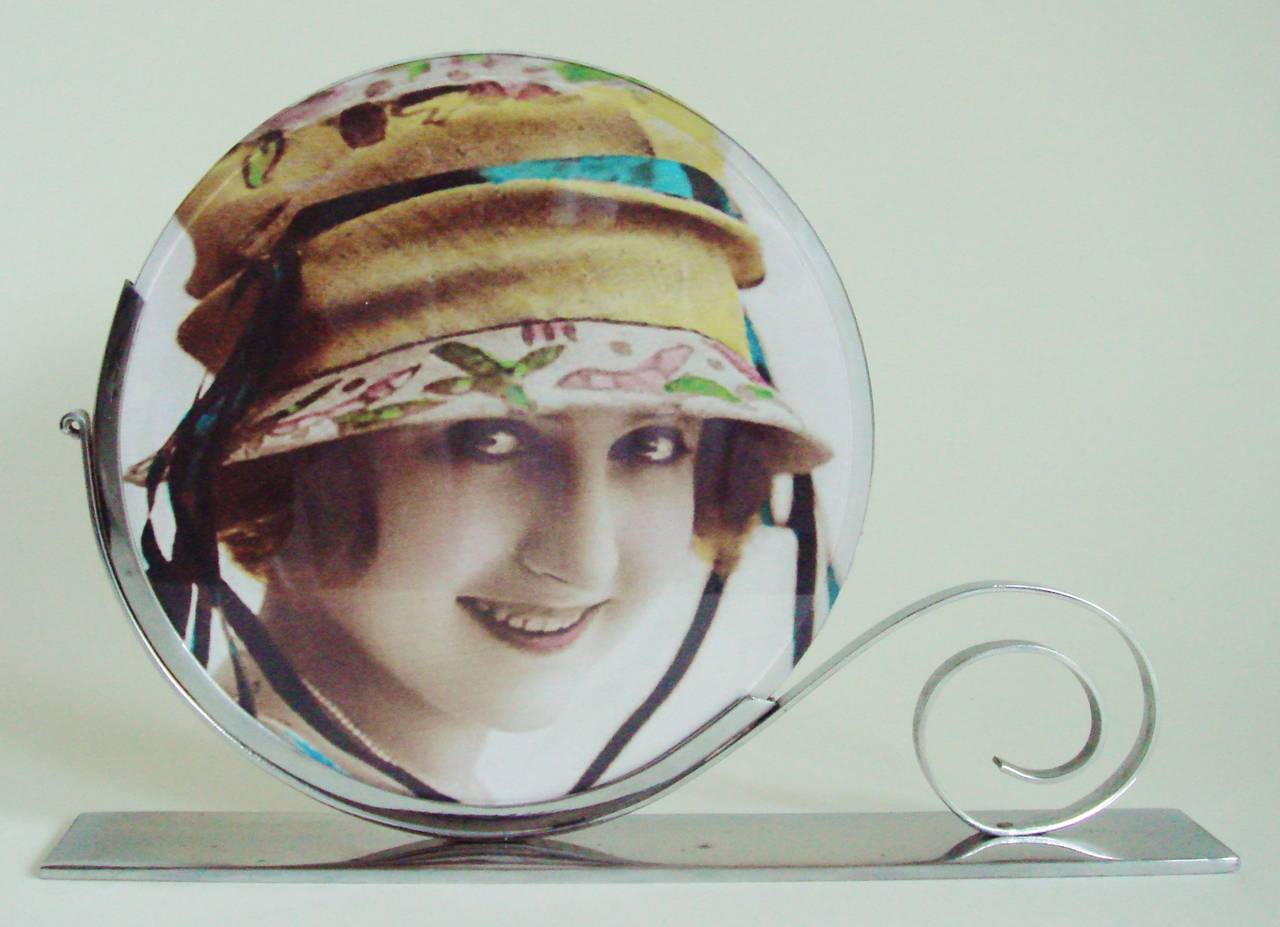 Pretty French Art Deco Chrome Double-Sided Frame with Circular Bevelled Glass. In Good Condition For Sale In Port Hope, ON