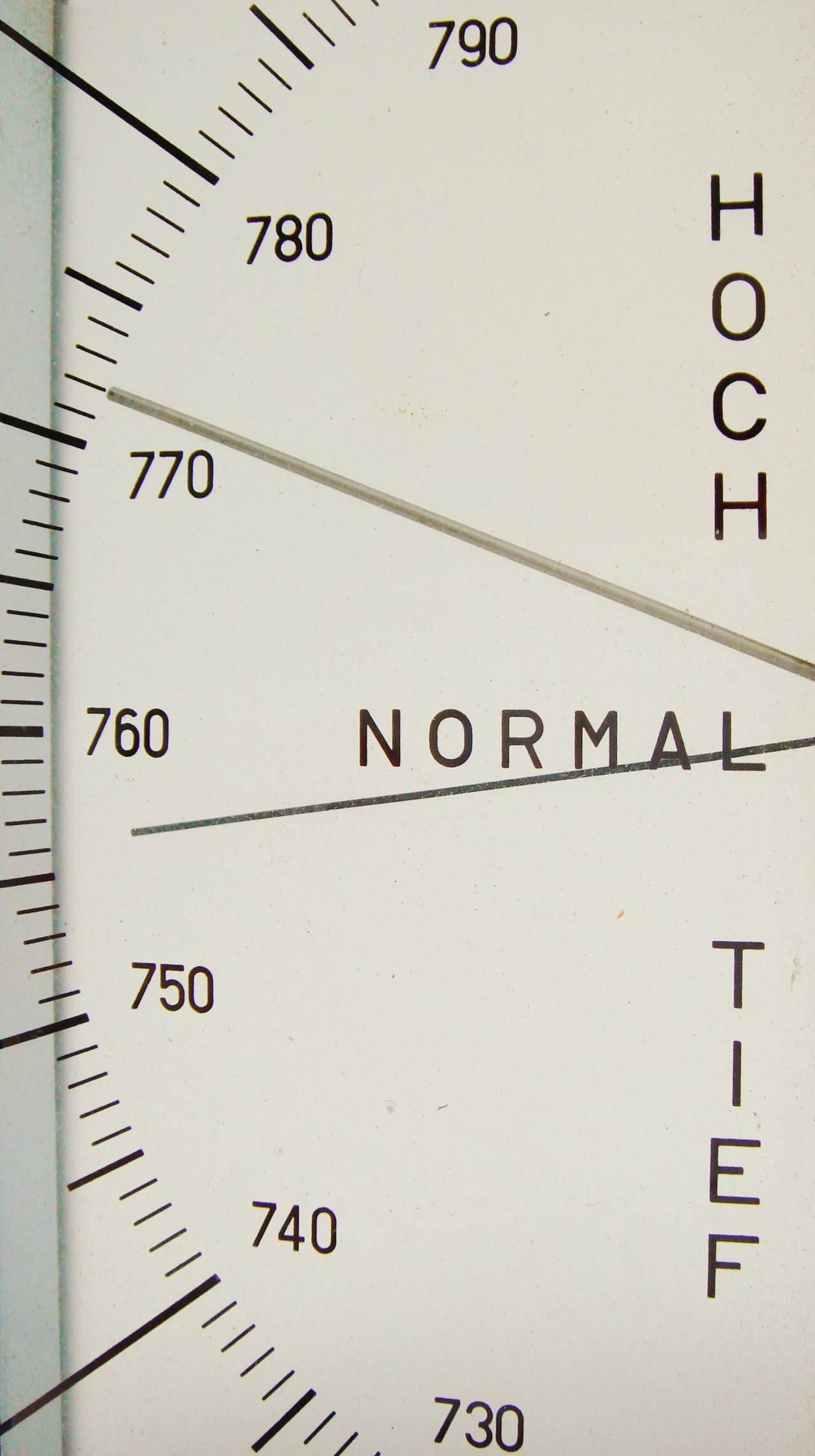 Ce baromètre de bureau Zeiss Ikon anéroïde chromé de haute qualité et au design exquis a été fabriqué dans l'usine berlinoise de C.P. Goerz. Le panneau avant en verre transparent affiche à la fois les millibars et les pouces barométriques:: ainsi