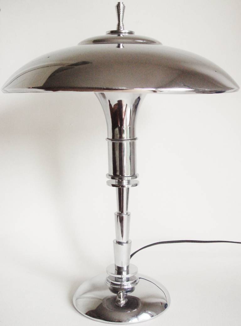 This American Art Deco Faries Guardsman Junior lamp was designed and patented (#2082689) in 1937 by Bert Dickerson who designed the majority of great Art Deco or Machine Age lamps for the Faries company during the inter-war period. This design is