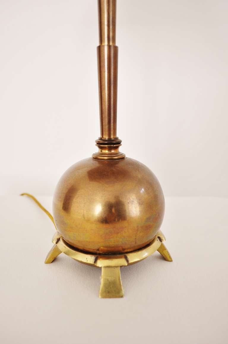American Art Deco Brass Table Lamp with Mica Shade In Good Condition For Sale In Port Hope, ON
