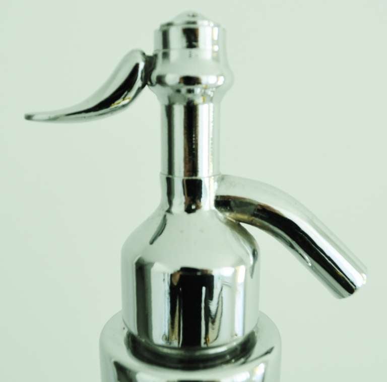 French 1960's Modern Chrome-Plated Floor Standing Soda or Seltzer Siphon In Excellent Condition For Sale In Port Hope, ON