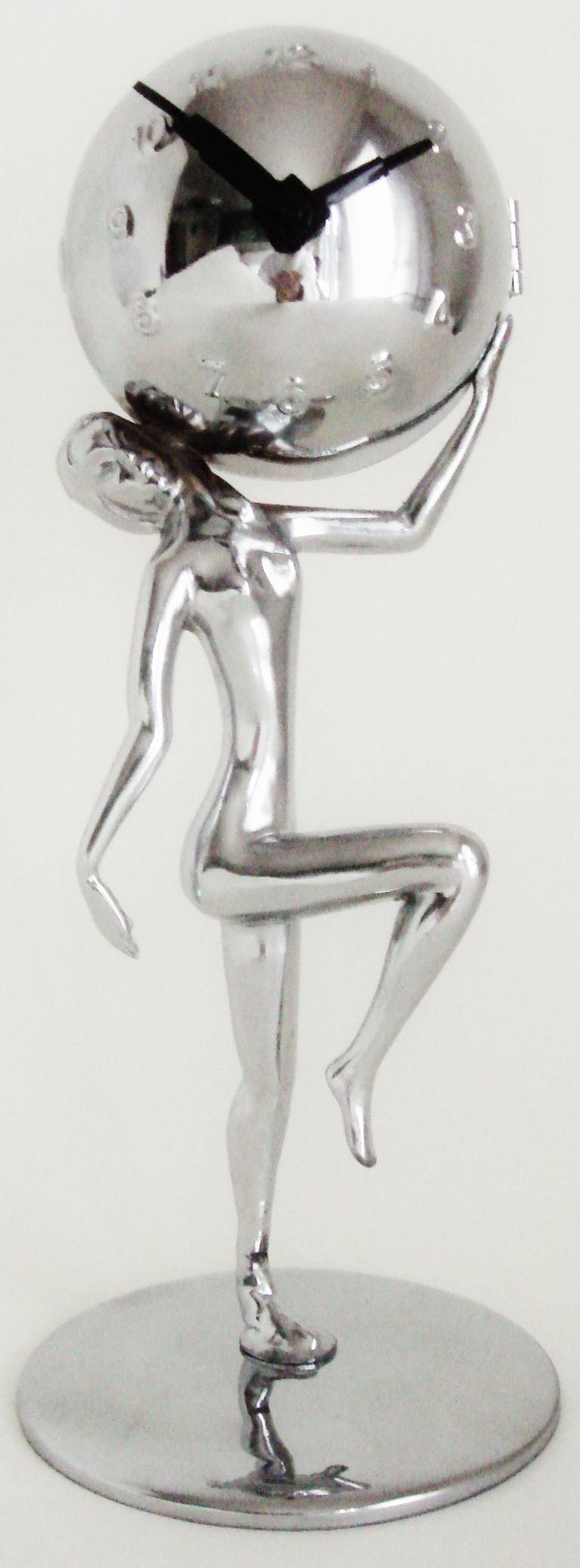 Deutsche Art Deco verchromte Aktfigur:: die eine mechanische Kugeluhr hält.