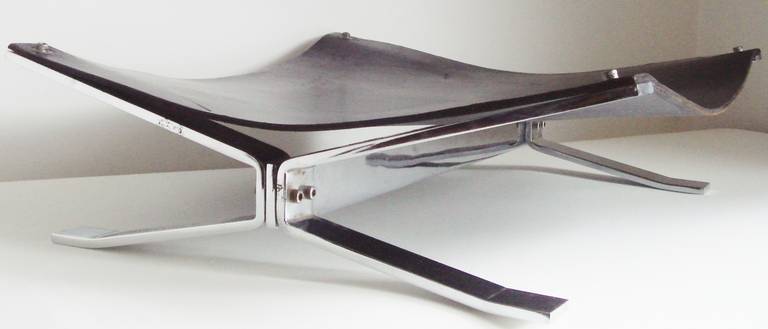 This Italian 1960s Modern chrome and thick black saddle leather log or magazine holder by Alessandro Albrizzi is a companion piece to his iconic pair of andirons and other fireside pieces. It is in remarkable condition with all original chrome and