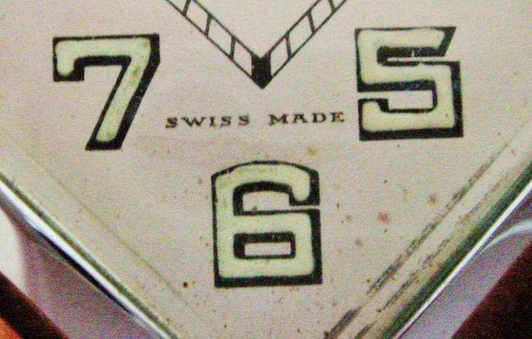 Rare Swiss Art Deco Fan-Shaped Auto Wind Eight-Day Mechanical Travel Clock. In Good Condition In Port Hope, ON