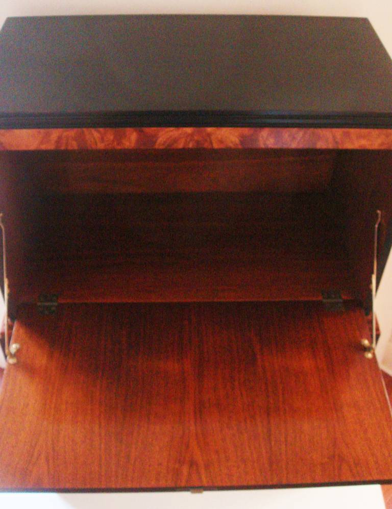 American Art Deco Skyscraper Drop-Front Veneer and Black Lacquer Bar/Secretaire. In Good Condition For Sale In Port Hope, ON