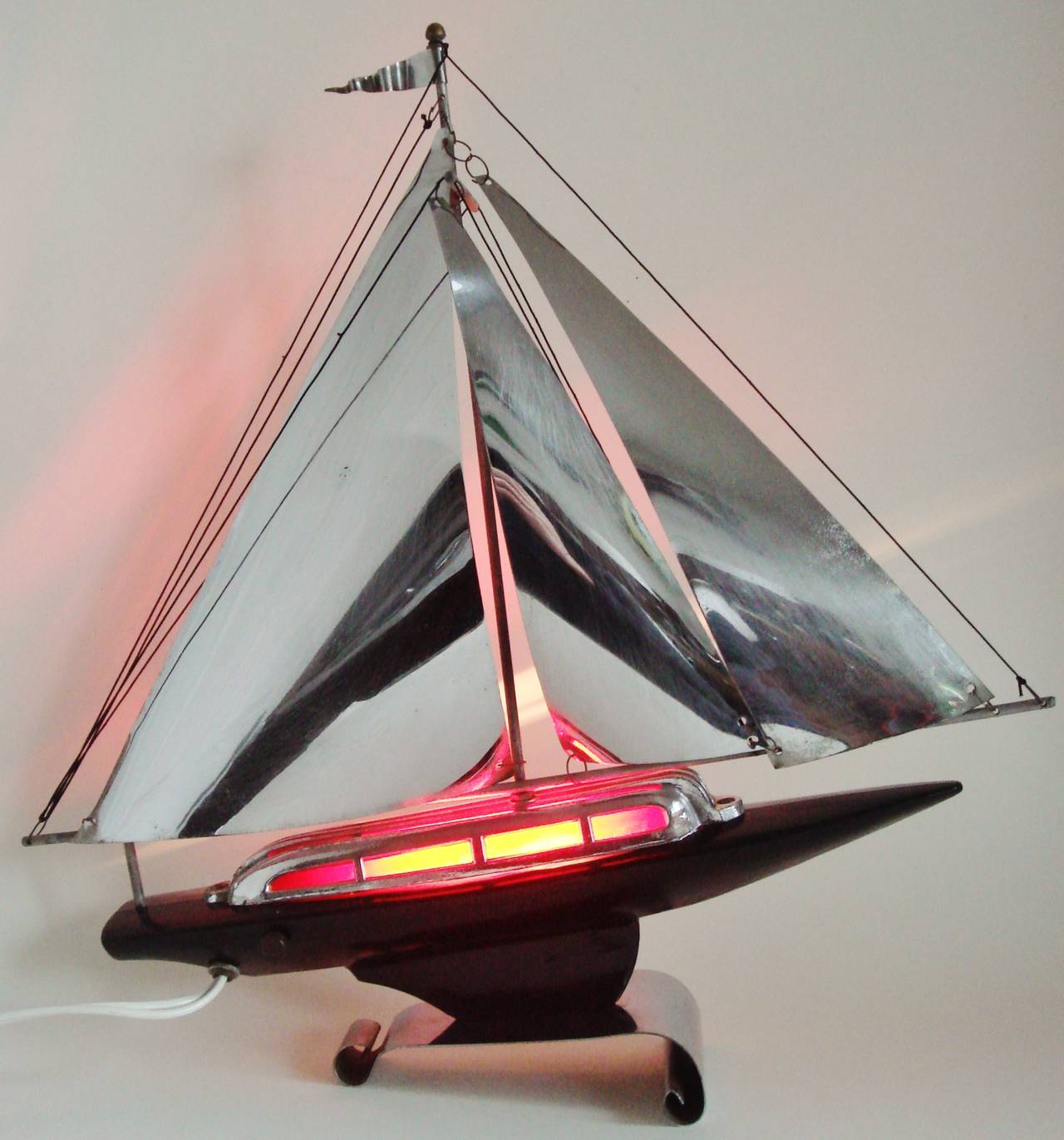 Americano Lampada da tavolo a forma di barca a vela in stile Art Deco Streamline americano in vendita