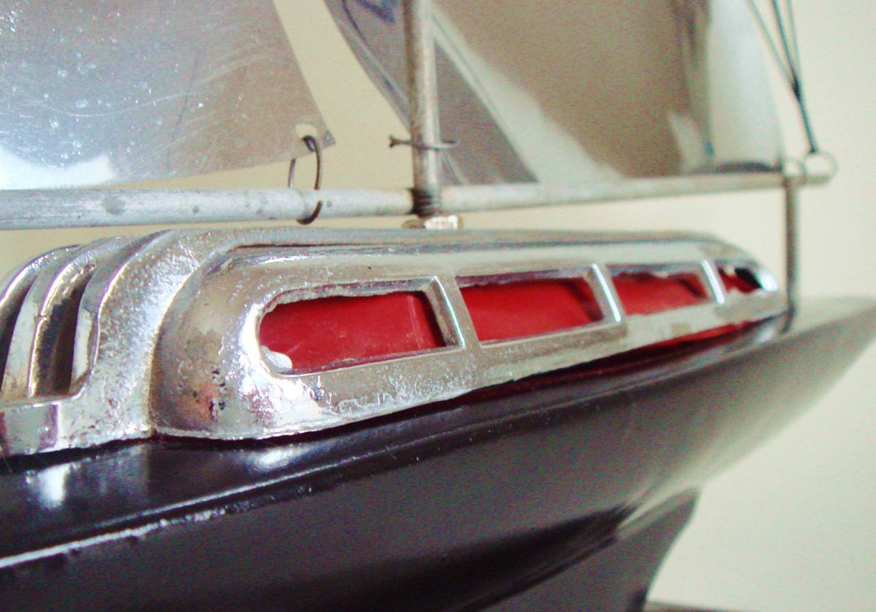 Metà XX secolo Lampada da tavolo a forma di barca a vela in stile Art Deco Streamline americano in vendita