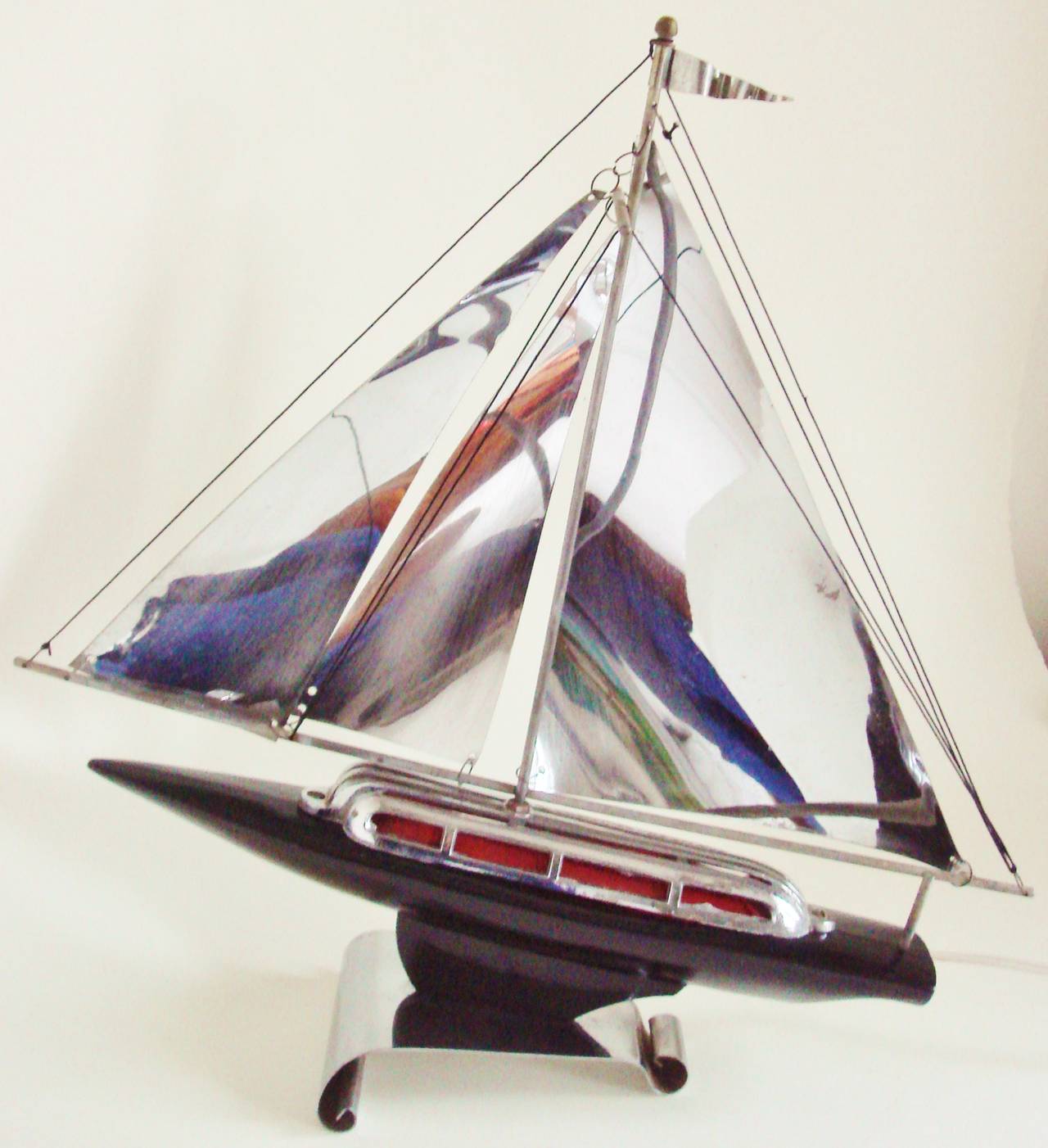 American Art Deco Streamline Figural Sail Boat Table Lamp In Good Condition For Sale In Port Hope, ON