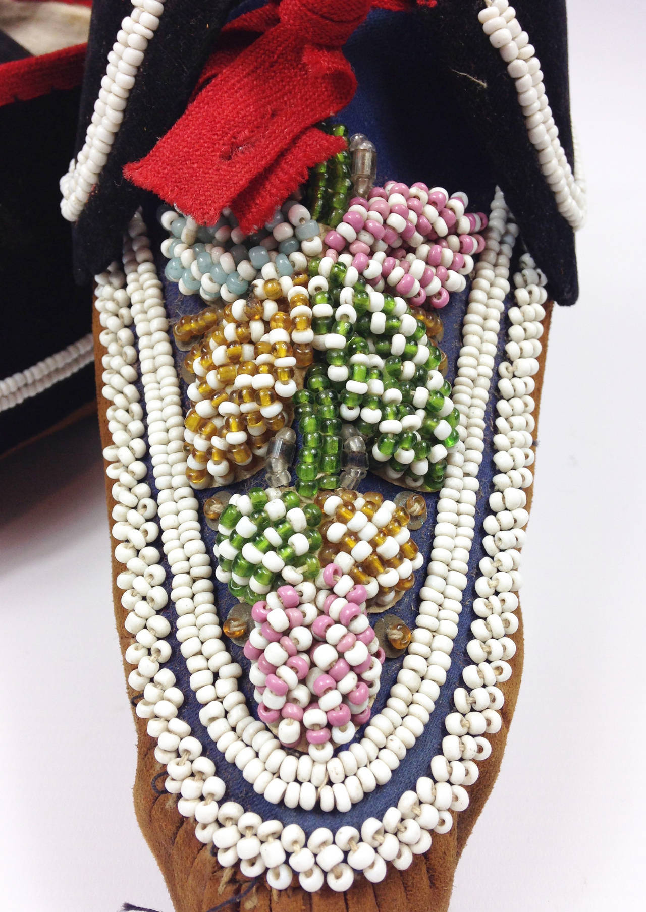 American Pair of Small Eastern Woodlands Beaded Hide Moccasins For Sale