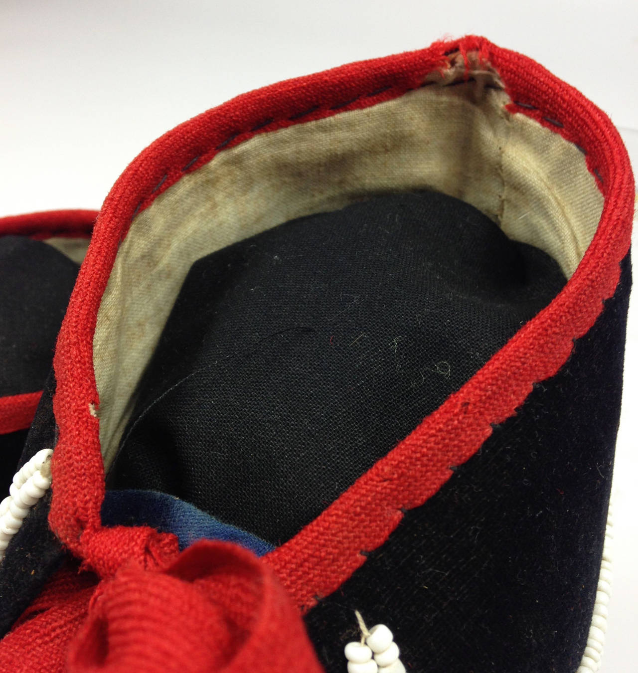 Pair of Small Eastern Woodlands Beaded Hide Moccasins In Excellent Condition For Sale In Glamis, Angus