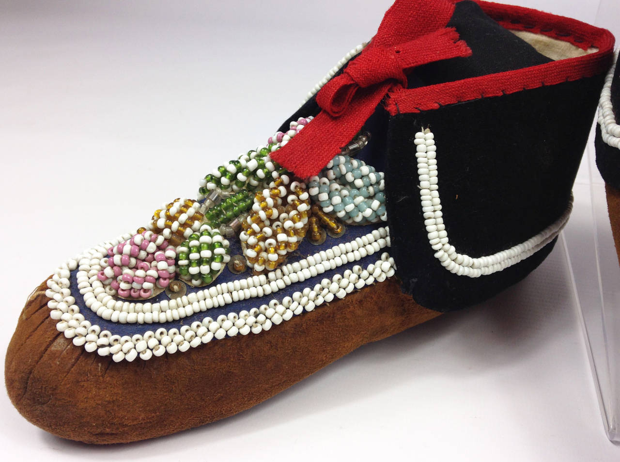 19th Century Pair of Small Eastern Woodlands Beaded Hide Moccasins For Sale