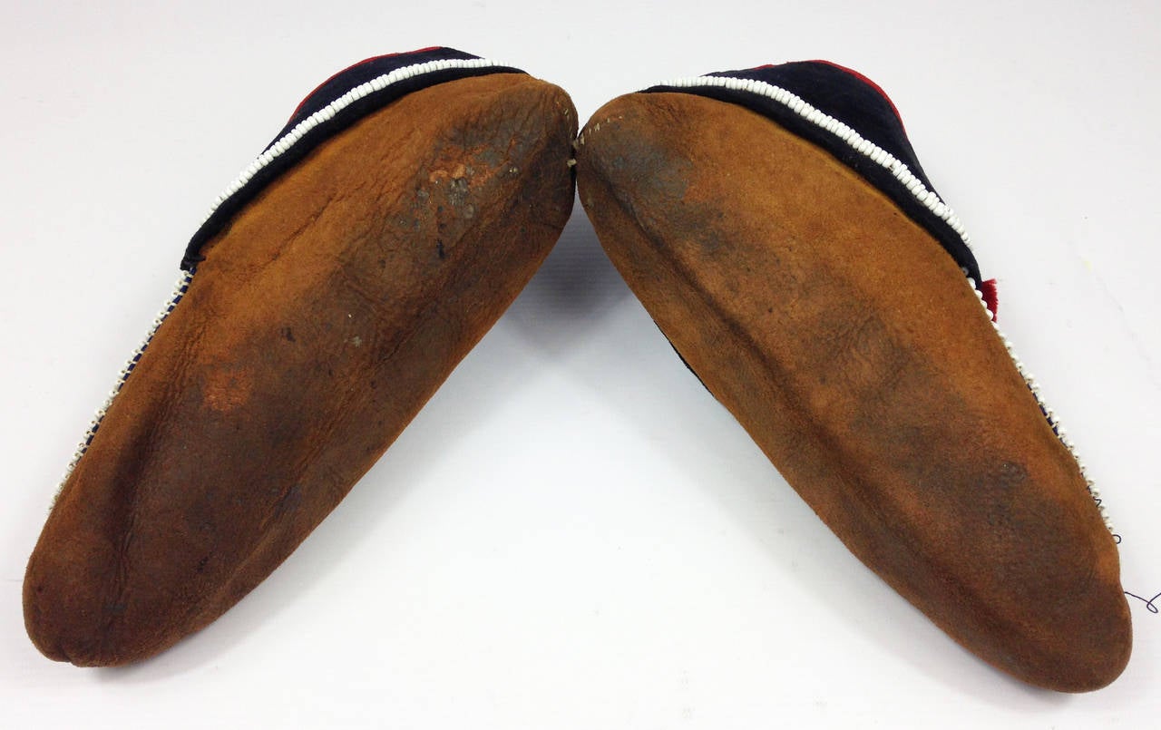 Pair of Small Eastern Woodlands Beaded Hide Moccasins For Sale 1