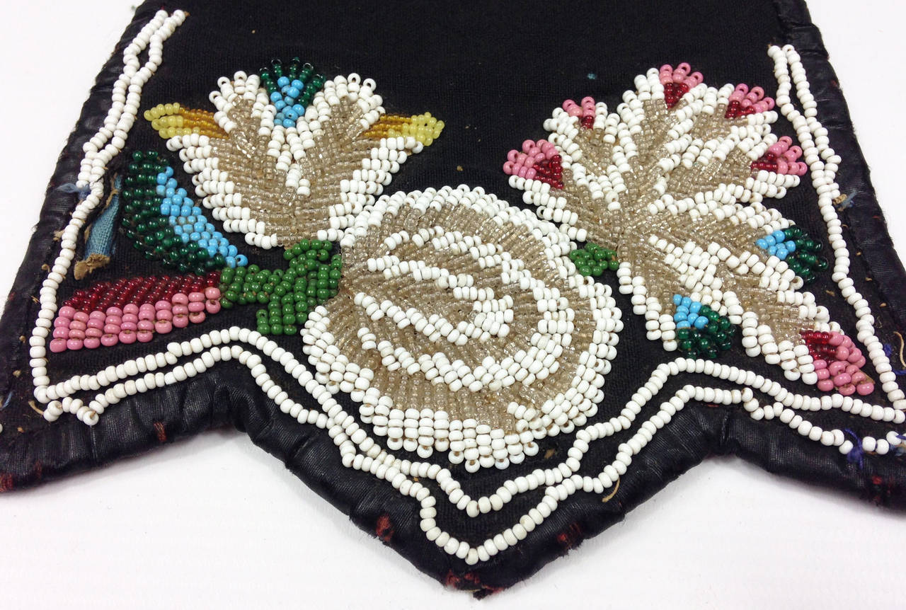 Eastern Woodlands Beaded Purse in the Niagara Style In Good Condition For Sale In Glamis, Angus