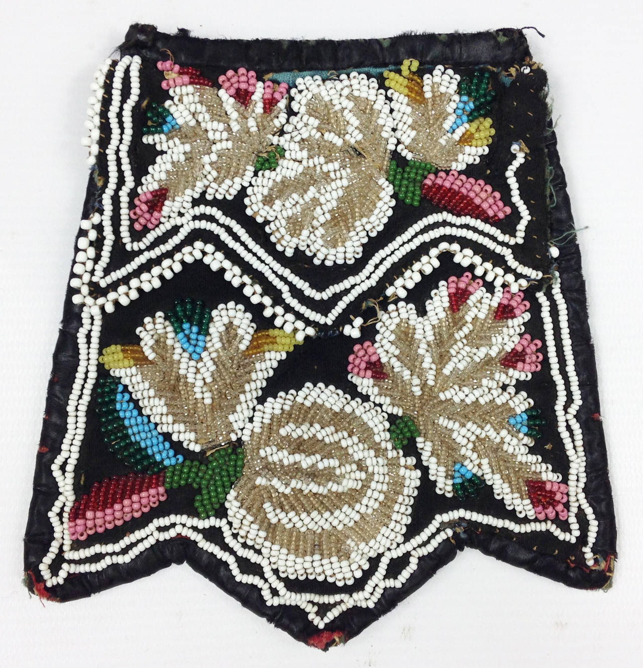 American Eastern Woodlands Beaded Purse in the Niagara Style For Sale