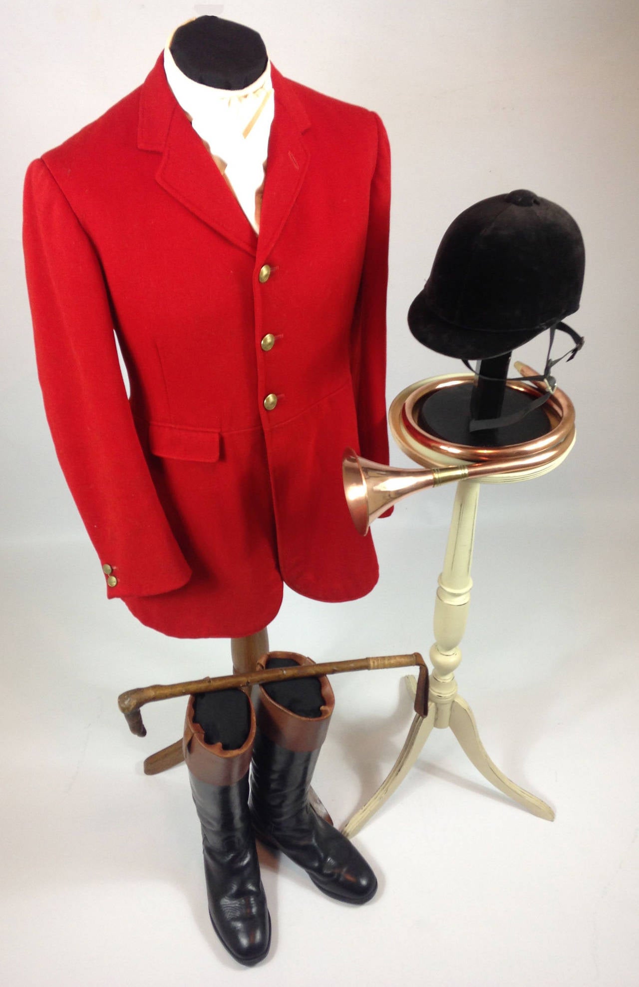 English Mid-20th Century Vale of White Horse Hunting Ensemble In Excellent Condition In Glamis, Angus