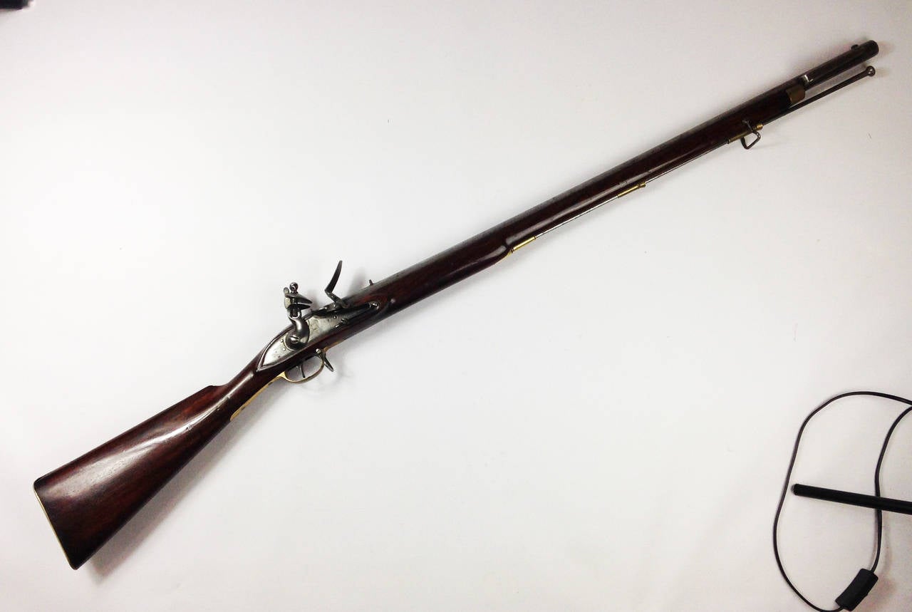 A very rare example of a light infantry sergeant's carbine.

Bearing the date of 1808 and the feint lion rampant of the East Indian Company to the lock plate. Original ramrod and good solid working mechanism.

An extremely scarce flintlock fusil.