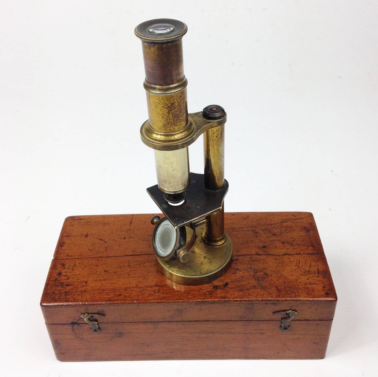 A lovely little gilt brass Victorian student microscope.

Housed within its original mahogany case.

A very decorative little item. Sizes stated are for the box.