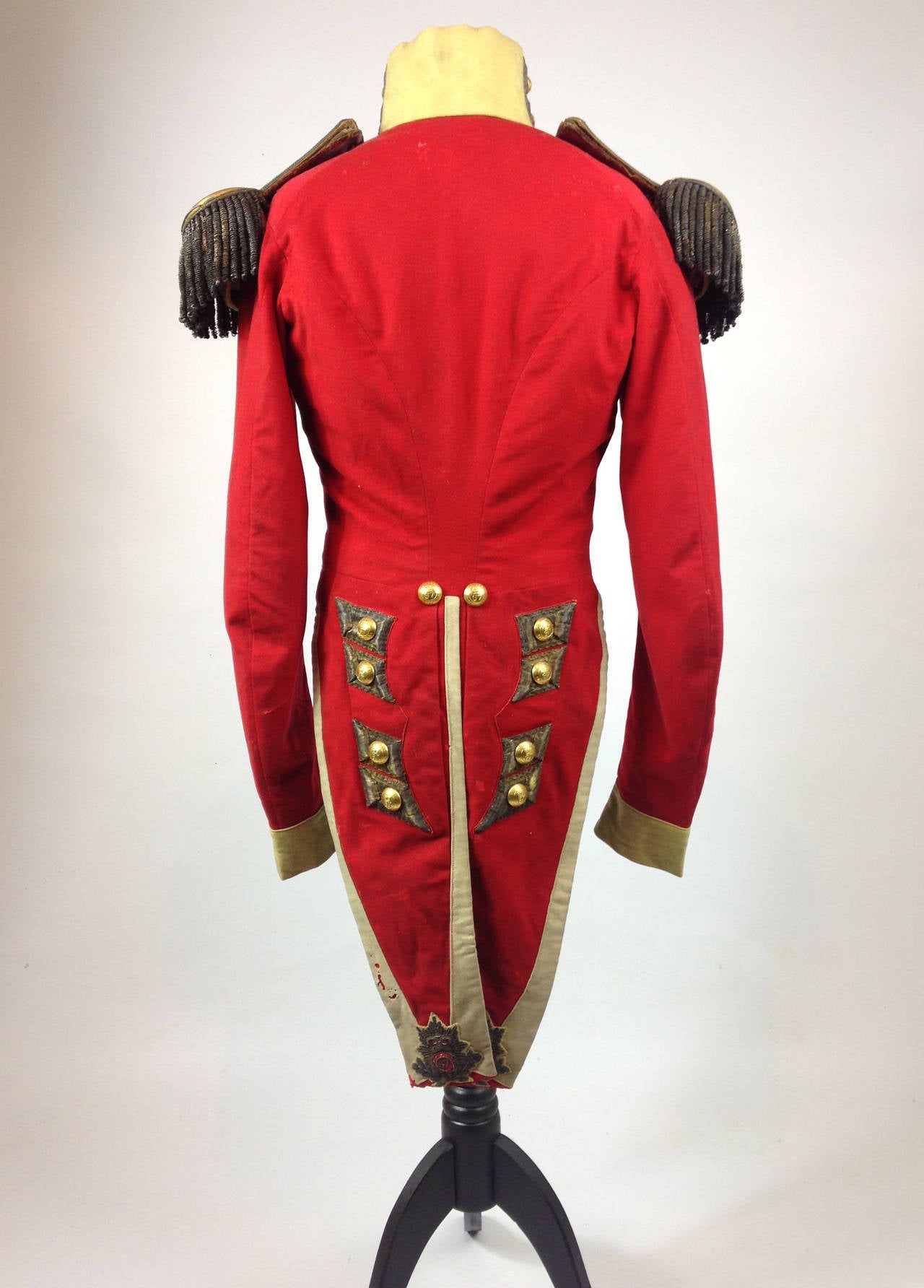 Officer's Coatee and Epaulettes to the 67th Regiment of Foot circa 1840 In Good Condition In Glamis, Angus