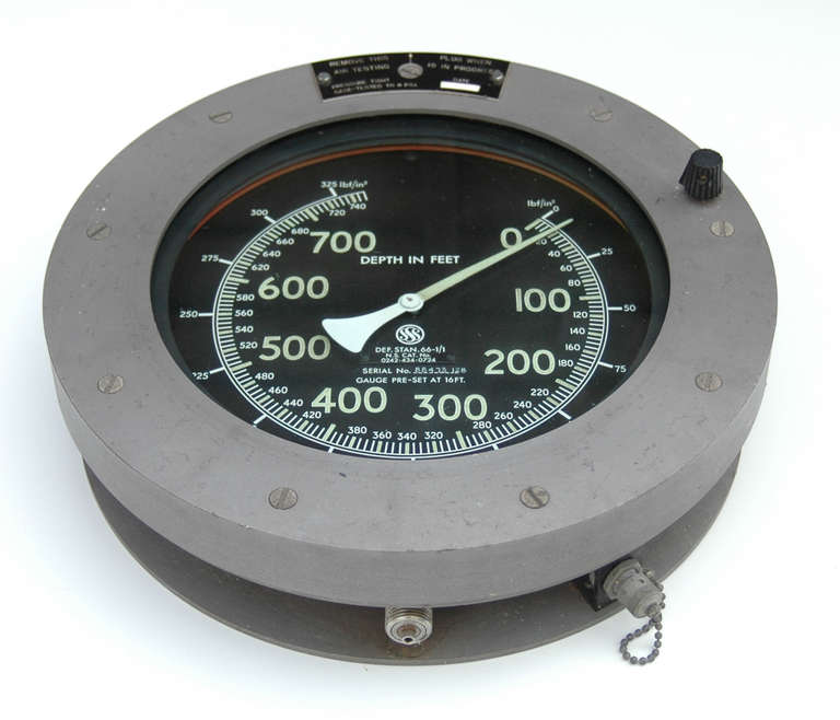 An extremely rare, and very large Royal Navy submarine depth gauge. 

Wonderful decorative item. Luminous dial which measures in excess of 700 ft of depth as well as measurements for lbf/in2.

Serial number 88473 128.