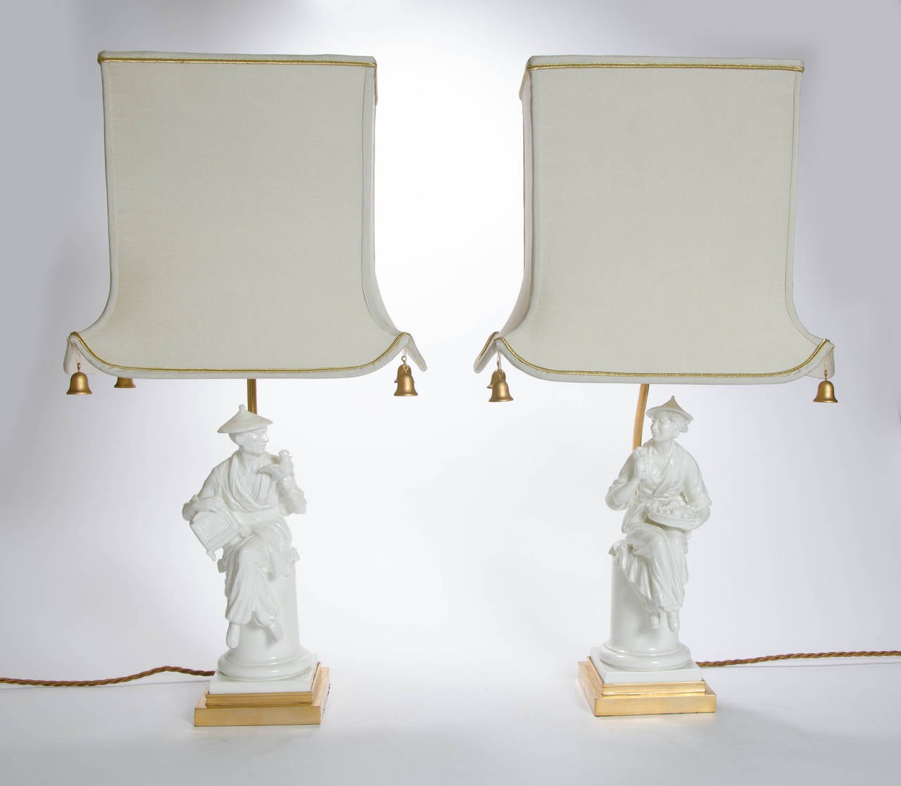 A pair of Royal Worcester chinoiserie figures as lamps on gilt bases. 

Height including shade: 64 cm.