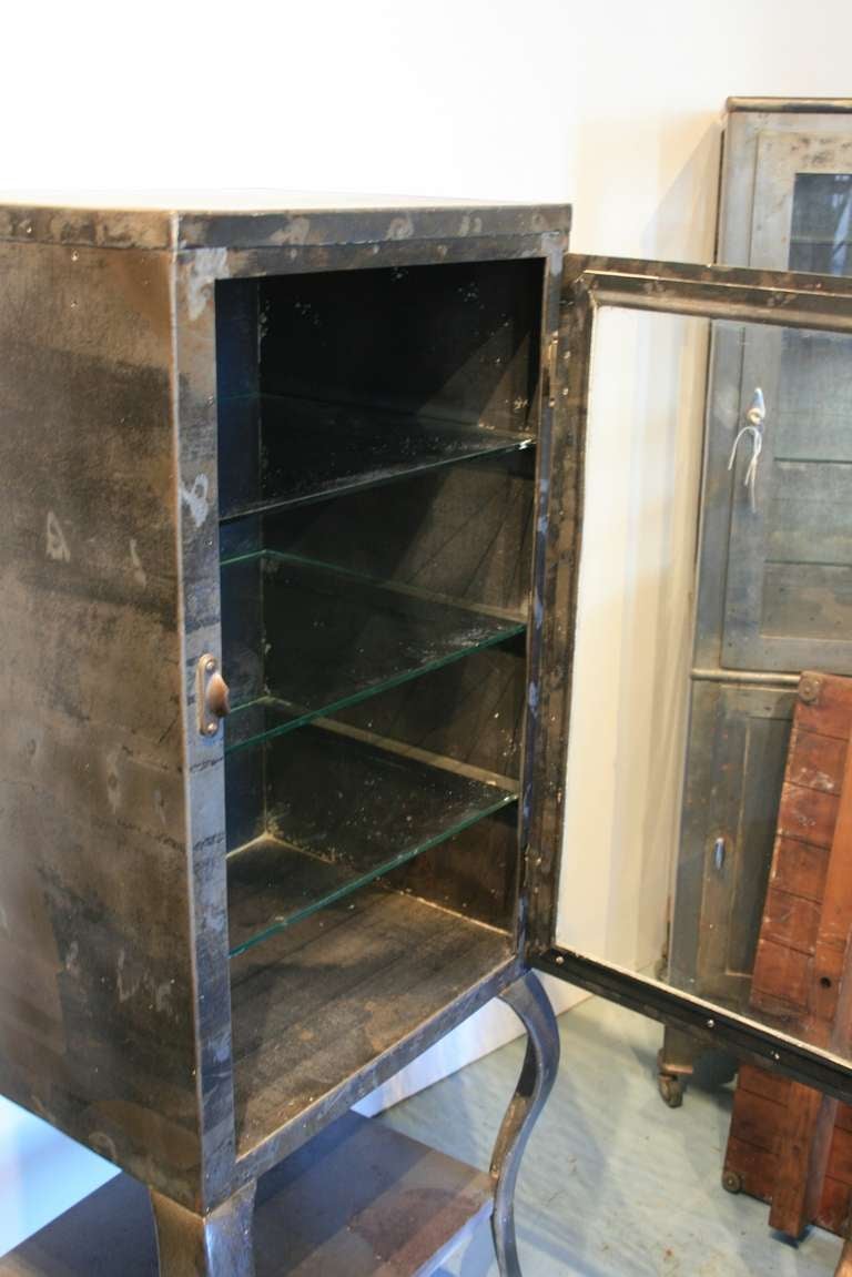 Early Doctor's or Medical Cabinet In Excellent Condition For Sale In North Beninngton, VT
