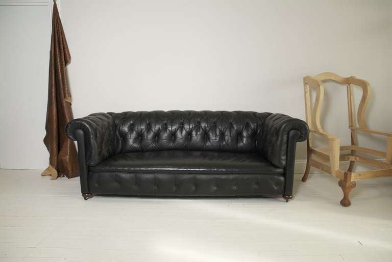 This is a real gent's piece. An antique early twentieth century leather Chesterfield sofa in black leather and very good order. Fully coil sprung, hand dyed and horse hair filled. Extremely comfortable and stunningly beautiful!

226cm long x 96cm