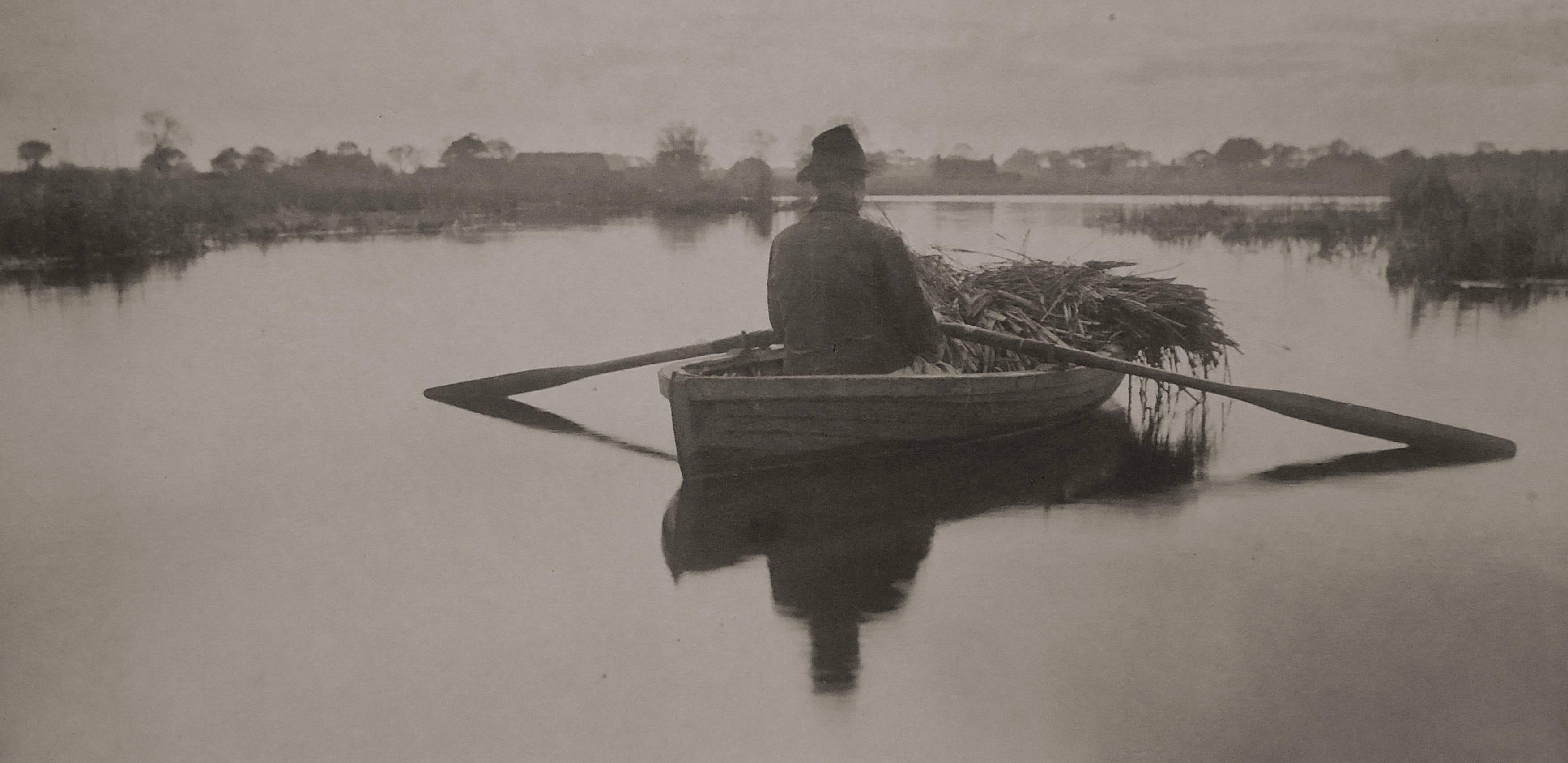 Rowing Home the Schoof-Stuff, Life and Landscape on the Norfolk Broads (Royaume-Uni, Angleterre) - Photograph de P.H. Emerson