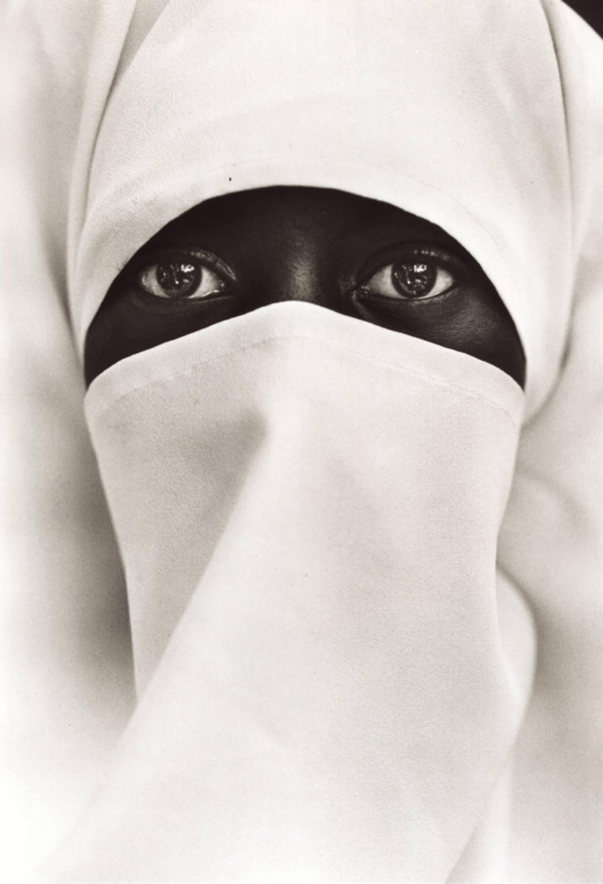 Ojos de Alá, Islam [Mujer musulmana] - Photograph de Chester Higgins 