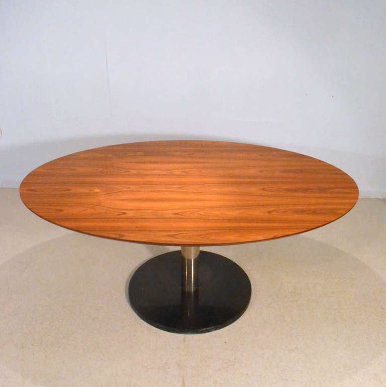 Single pedestal oval dining table that sits 6 persons.
Designed by Alfred Hendrickx.