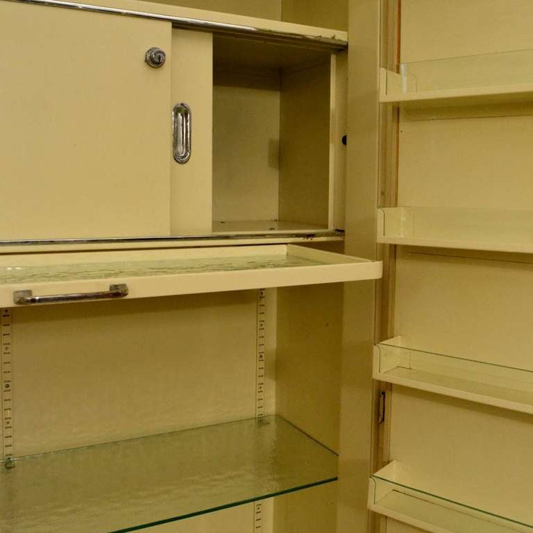Pair of 1930s Modernist Industrial Cream Metal Pharmaceutical Storage Cabinets In Excellent Condition In London, GB
