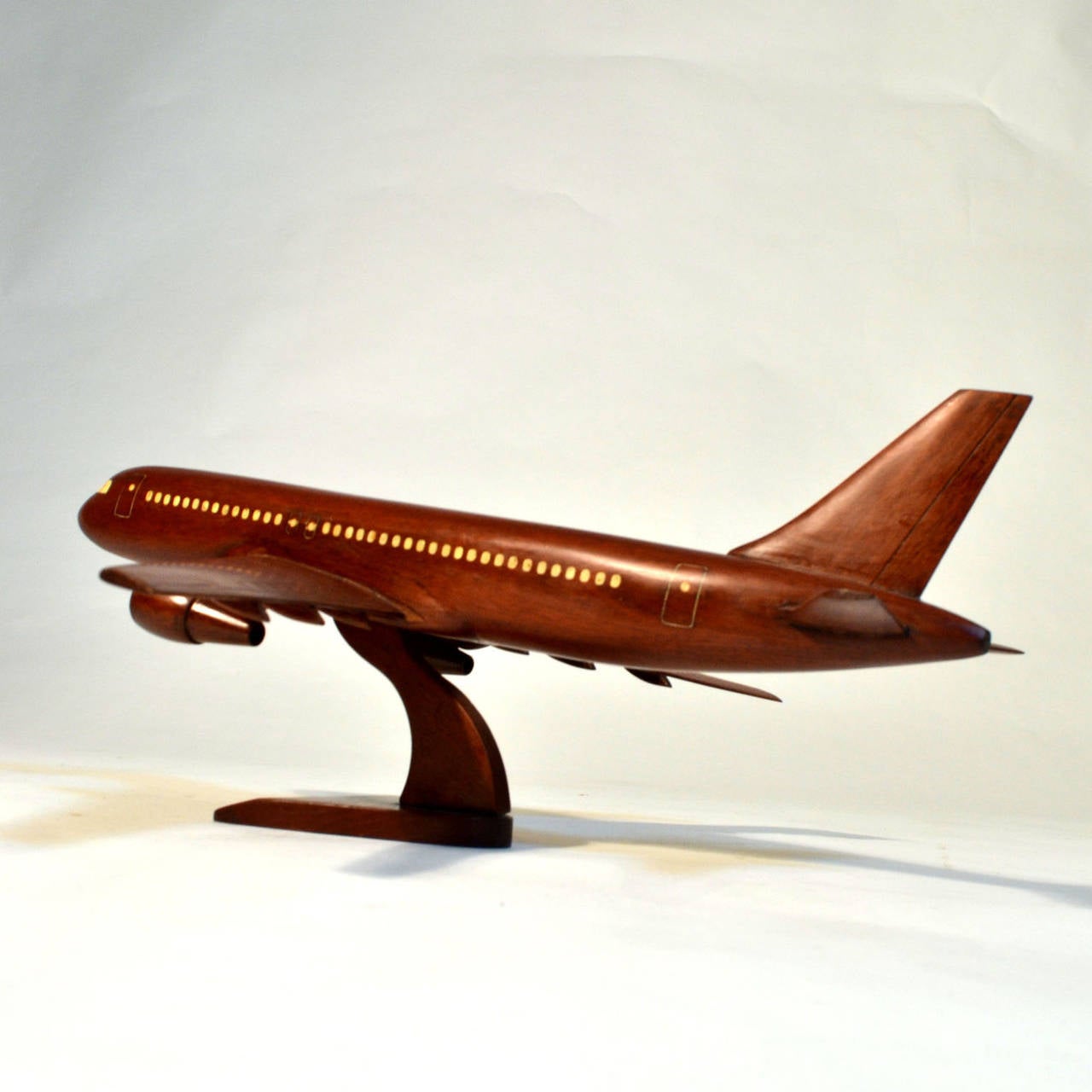 Italian Model of a Jumbo Jet Plane in Mahogany Wood In Good Condition In London, GB