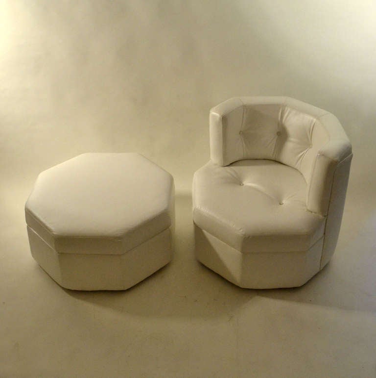 White leather eight-sided chair and ottoman for modular seating have recently been reupholstered in white leather.
There are six more modules available in original condition to be reupholstered.