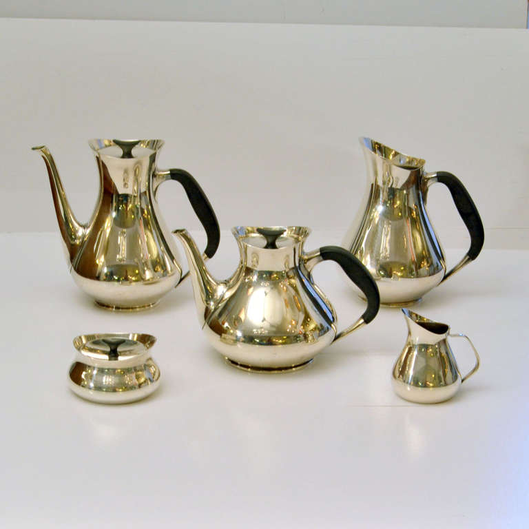 The organically formed five item tea and coffee set including a water jug was designed by Hans Bunde for Cohr.
The set is ready to use for tea and coffee. The lids have a special fitting so they never fall when pouring.