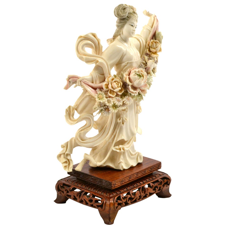 Figurine en ivoire polychromé de Qinglou Nuzi (青楼女子)