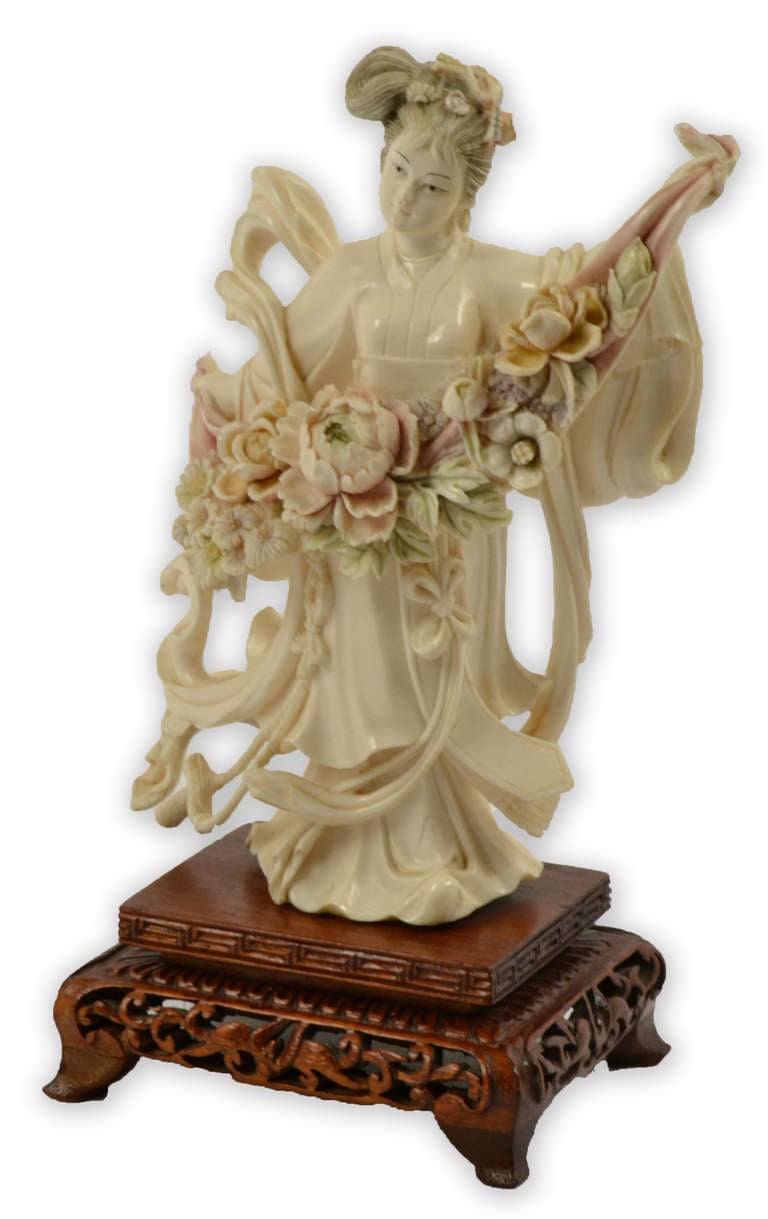 Figurine en ivoire polychromé de Qinglou Nuzi (青楼女子) Excellent état à Salt Lake City, UT