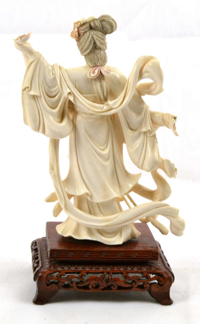 Chinois Figurine en ivoire polychromé de Qinglou Nuzi (青楼女子)