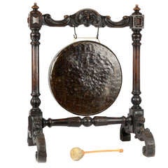 Gong en bronze avec support en noyer sculpté