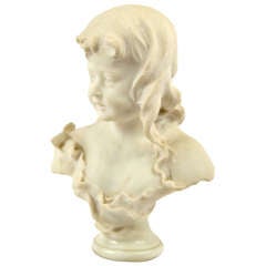 Buste en marbre d'une jeune fille avec des fleurs par Bertrand