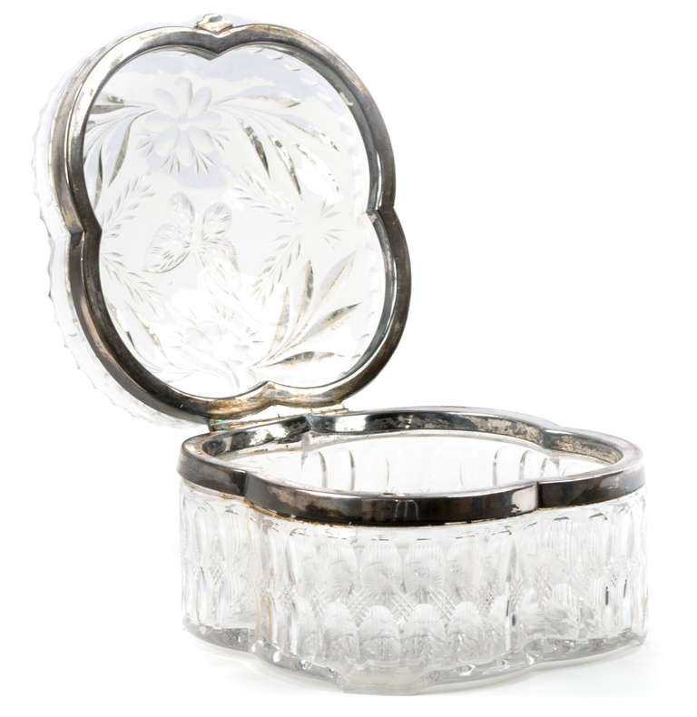 20ième siècle Grande boîte à bijoux en cristal taillé et argent sterling de Pairpoint