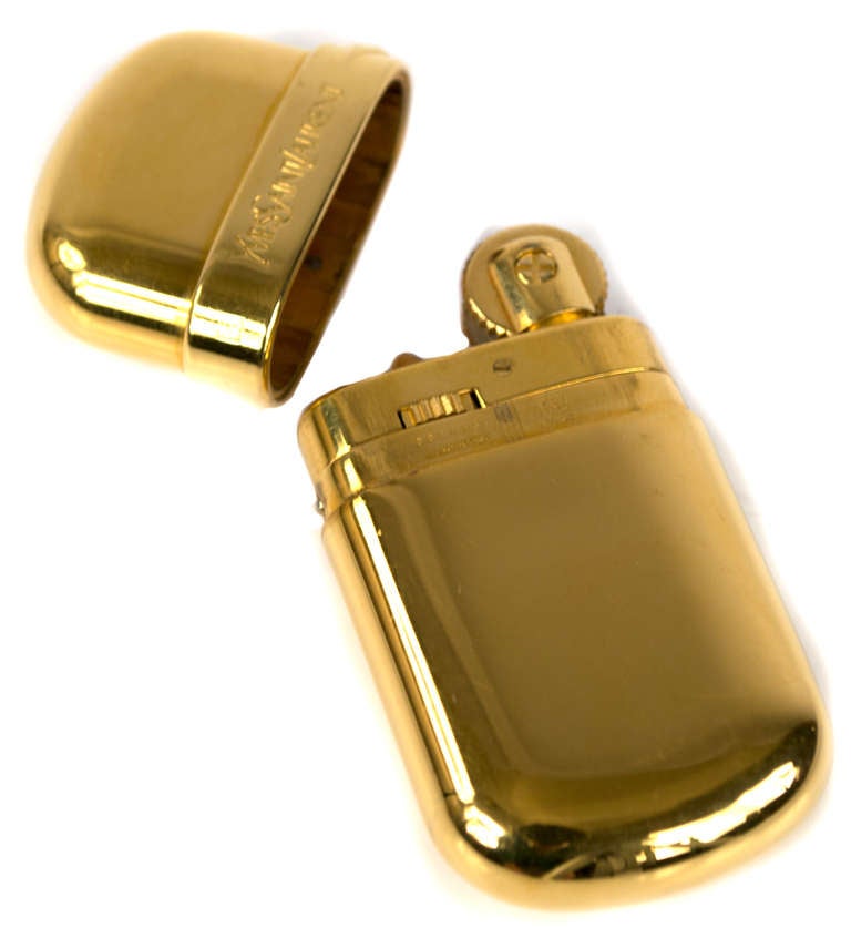 Un briquet Yves Saint Laurent en plaqué or sur 1stDibs