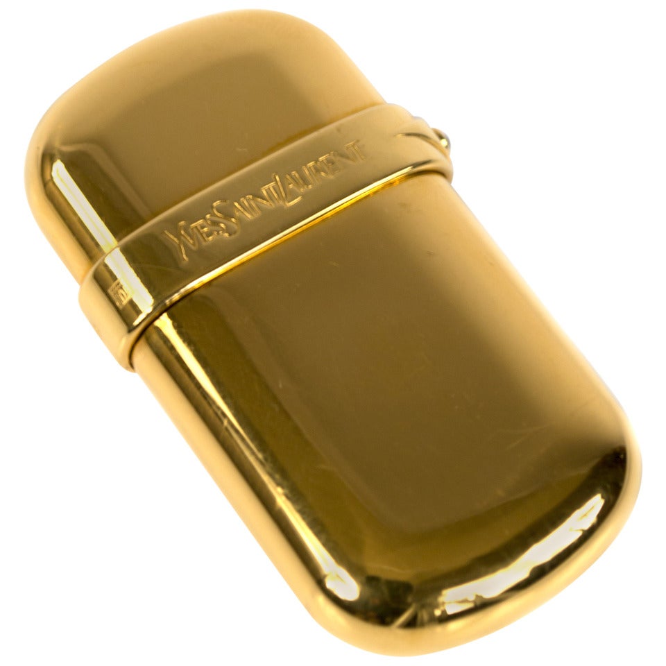 Un briquet plaqué or Yves Saint Laurent