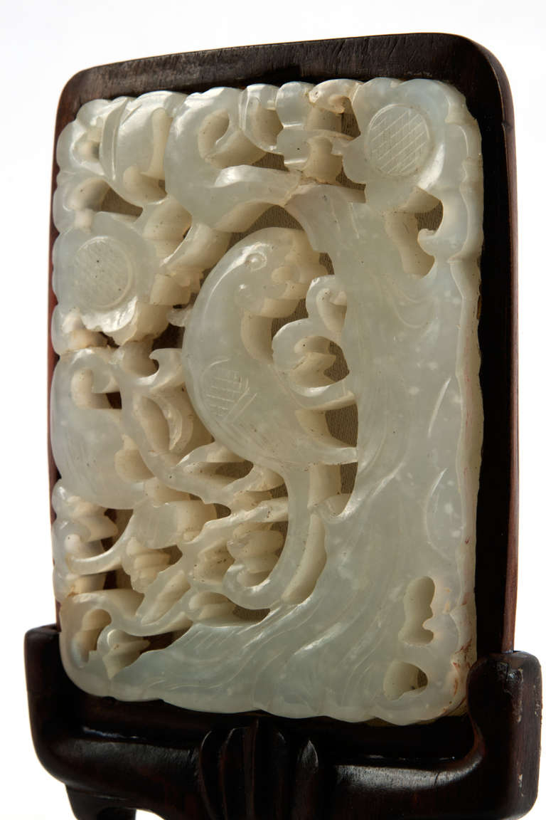 A Qing dynasty carved jade plaque with stand In Excellent Condition In Salt Lake City, UT