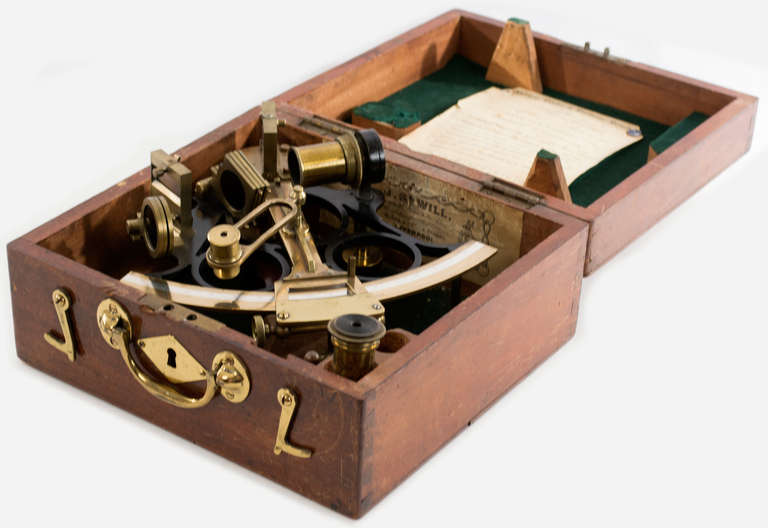 Nella sua custodia originale con manico in ottone, i documenti di certificazione che lo accompagnano recitano: 