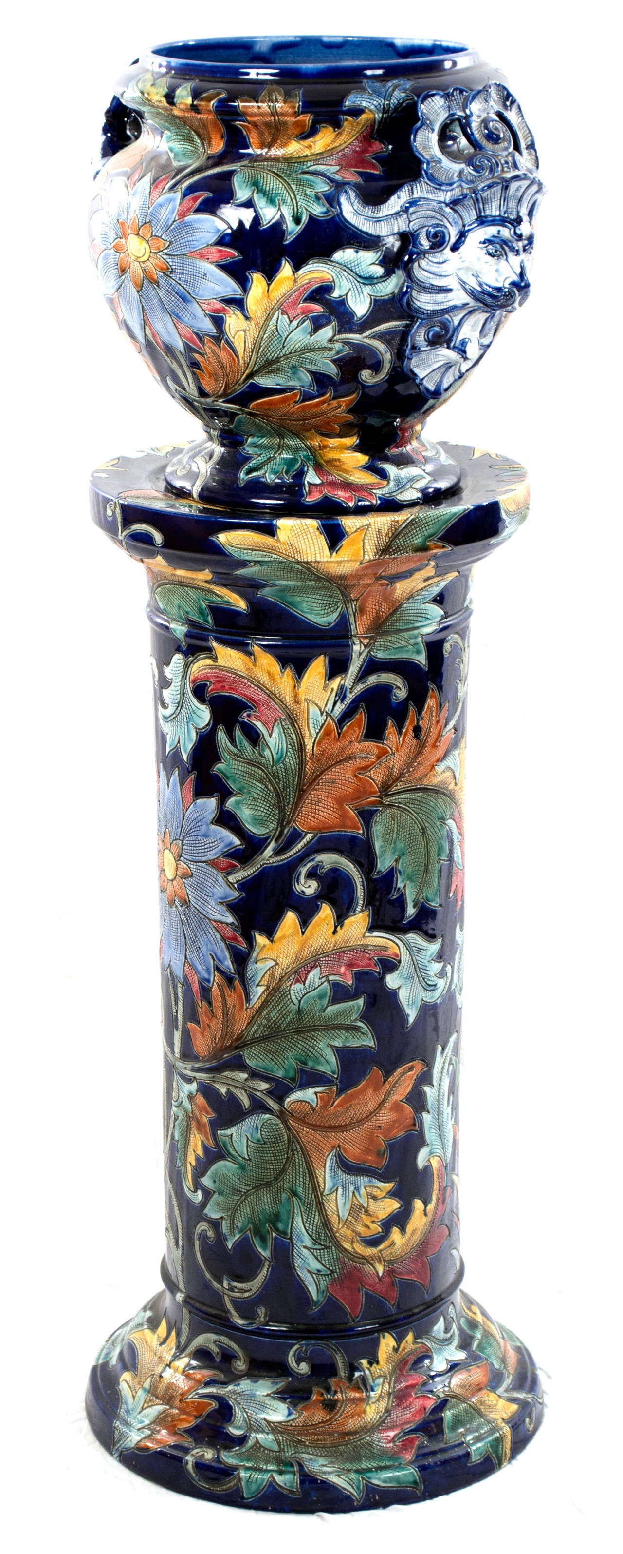 Eine italienische Majolika-Vase aus der Mitte des Jahrhunderts, eingeschnitten und polychromiert mit Blattwerk und Weinreben in der Tradition der Renaissance istoriato ware.